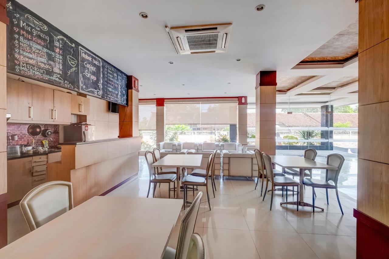 Oyo Flagship 3726 Tembok Batu Residence Tugu Buitenkant foto