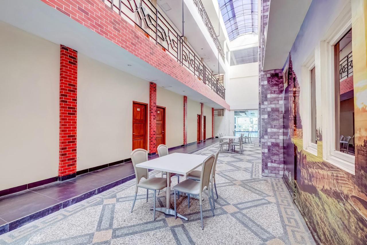 Oyo Flagship 3726 Tembok Batu Residence Tugu Buitenkant foto