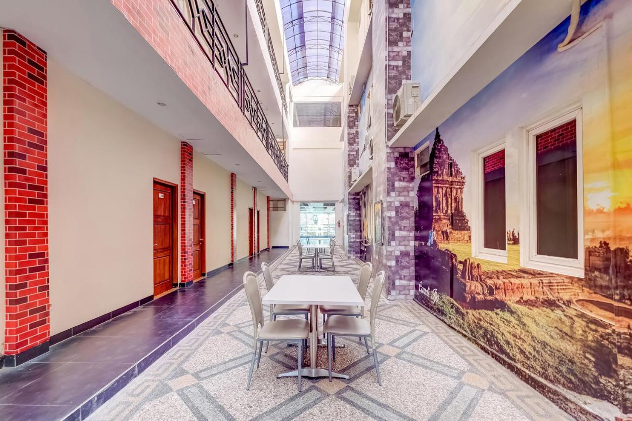 Oyo Flagship 3726 Tembok Batu Residence Tugu Buitenkant foto