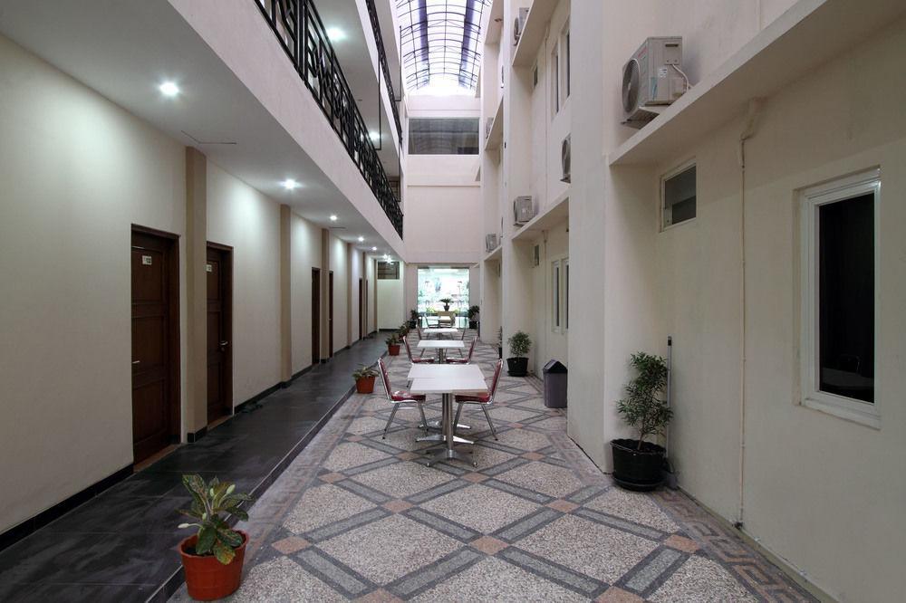 Oyo Flagship 3726 Tembok Batu Residence Tugu Buitenkant foto