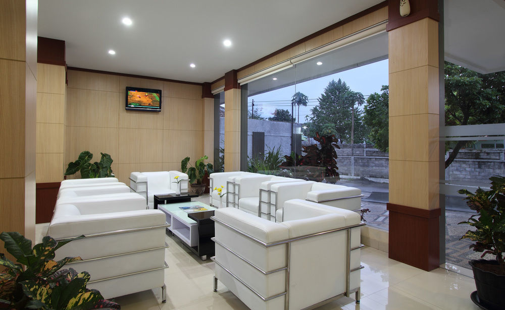Oyo Flagship 3726 Tembok Batu Residence Tugu Buitenkant foto