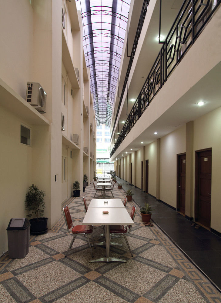 Oyo Flagship 3726 Tembok Batu Residence Tugu Buitenkant foto