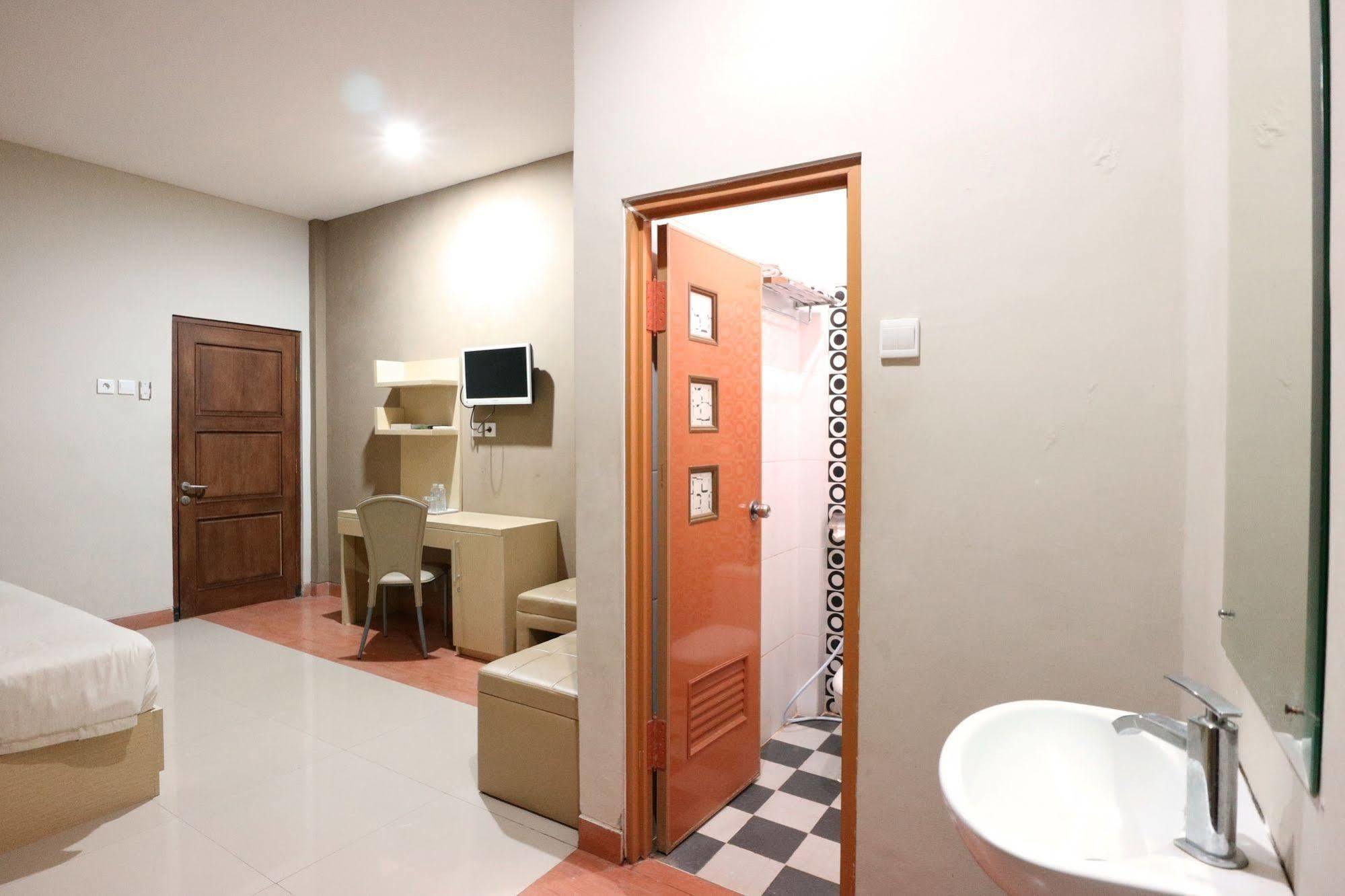 Oyo Flagship 3726 Tembok Batu Residence Tugu Buitenkant foto